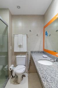 卡鲁阿鲁西蒂卡鲁阿鲁酒店的一间带卫生间和水槽的浴室