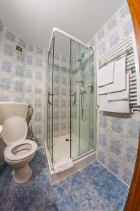 Poiana MăruluiHOTEL HO2 POIANA MARULUI的浴室设有卫生间和带毛巾的淋浴。