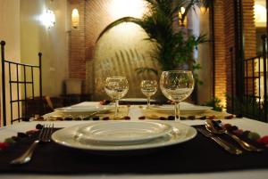 马拉喀什里亚德画廊49号庭院旅馆的一张桌子,两盘,两杯酒杯