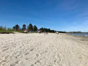 格吕克斯堡Ferienwohnung Torge的沙滩和水中足迹斑斑的海滩