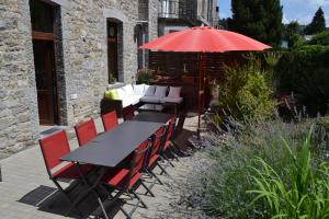 Hastière-par-delàAu Plaisir的花园内桌椅和遮阳伞