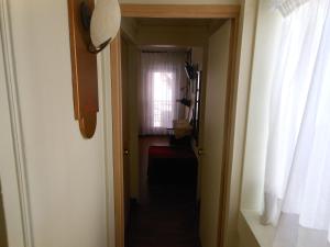 威尼斯卡德多赛酒店的走廊,门通往窗户