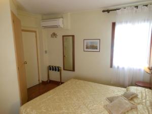 威尼斯卡德多赛酒店的一间卧室设有一张床和一个窗口