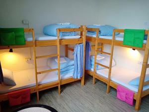 Yuanli任意宿青年旅舍的客房内的一组双层床