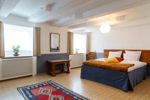 哥本哈根Kanalhuset的一间卧室设有一张床和一个窗口