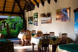 KongolaNamushasha River Campsite的餐厅内带桌椅的用餐室