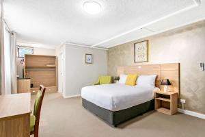 Quality Inn Sunshine Haberfield客房内的一张或多张床位