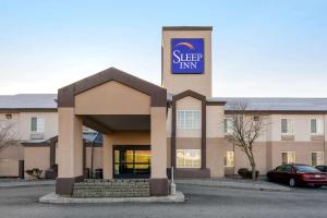 波斯特福尔斯Sleep Inn near Washington State Line的一座带睡眠旅馆标志的建筑