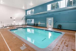 波斯特福尔斯Sleep Inn near Washington State Line的客房内的大型游泳池,有蓝色的水
