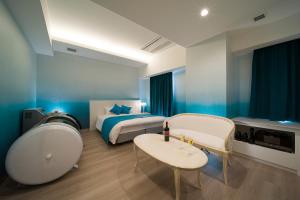 和歌山HOTEL LASCALA的酒店客房配有一张床和浴缸。