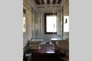 威尼斯Ai Cordami的浴室设有2个水槽和2个卫生间