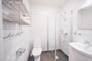 GranönGranö Beckasin的带淋浴、卫生间和盥洗盆的浴室