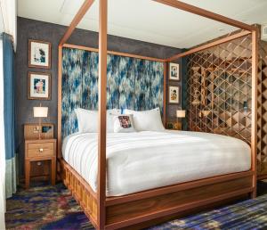 都柏林Hard Rock Hotel Dublin的一间卧室,卧室内配有一张天蓬床