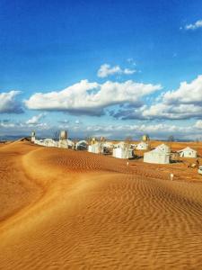 ShāhiqAlsarmadi Desert Camp的远处的沙漠,小镇