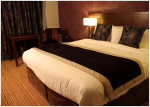 塔尔伯特港布兰科酒店的一间酒店客房,房内配有一张大床
