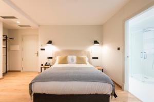 巴雷罗斯Rías Altas - Hotel Restaurante的一间卧室设有一张大床和一个窗户。