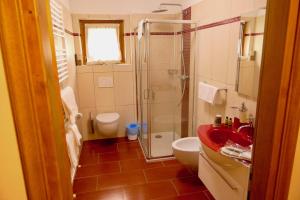马库尼亚加梦幻酒店的带淋浴、盥洗盆和卫生间的浴室