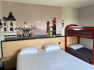 拉沙佩勒圣梅曼KYRIAD DIRECT Orleans - La Chapelle St Mesmin的卧室配有两张双层床,墙上挂有绘画作品
