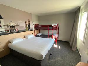拉沙佩勒圣梅曼KYRIAD DIRECT Orleans - La Chapelle St Mesmin的一间卧室配有一张床和一张双层床。