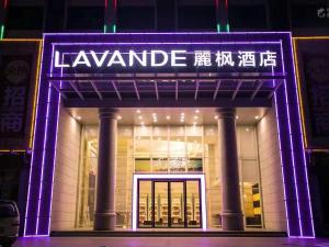 三亚麗枫酒店·三亚步行街店的商店前方有紫色灯饰标志