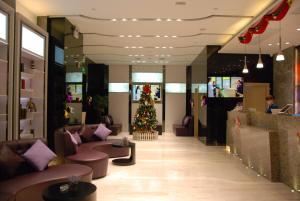 西安麗枫酒店·西安高新区西部大道阳光城的大堂中间的圣诞树