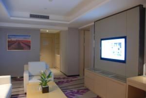 西安麗枫酒店·西安高新区西部大道阳光城的客厅设有壁挂式平面电视。
