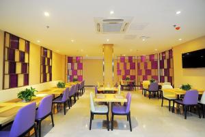 桂林麗枫酒店·桂林火车站店的一间带桌子和紫色椅子的用餐室