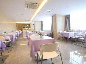 广州麗枫酒店·佛山碧江轻轨碧桂园总部店的用餐室配有桌椅和紫色桌布