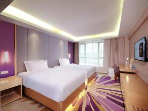 成都麗枫酒店·成都春熙路店的酒店客房设有一张大床和一张书桌。