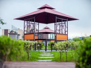 重庆麗枫酒店·重庆西站巴国城店的公园内带桌子和遮阳伞的凉亭