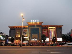 广州麗枫酒店·广州洛溪厦滘地铁站店的街道上拥有街灯的建筑