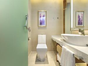 重庆麗枫酒店·重庆南坪步行街会展中心店的一间带水槽和白色卫生间的浴室