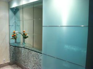 里约热内卢恩康特洛斯情趣酒店（仅限成人）的镜子里的一个蓝色冰箱