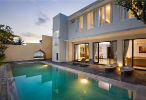 塞米亚克Danoya Private Luxury Residences的房屋前有游泳池的房子