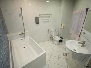 新竹合悅都會商旅 Heyue HOTEL的白色的浴室设有水槽和卫生间。