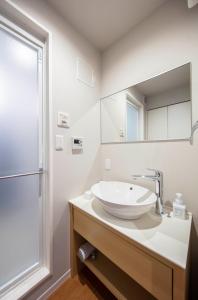 仓敷GRAND BASE Kurashiki Chuo的白色的浴室设有水槽和镜子