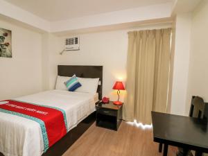 长滩岛长滩岛东方海滩酒店的酒店客房配有一张床和一张带台灯的书桌