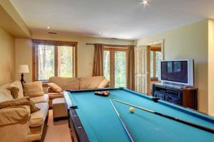 LabelleChalet Mont Tremblant Luxury Lodge的客厅设有台球桌和电视。