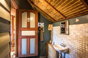 贡布Retro Kampot Guesthouse的一间带水槽和门的浴室