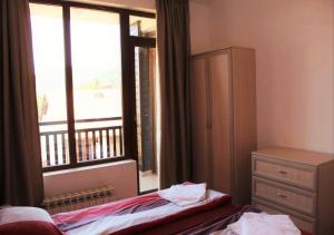 塞米拉米达PM服务型公寓酒店客房内的一张或多张床位