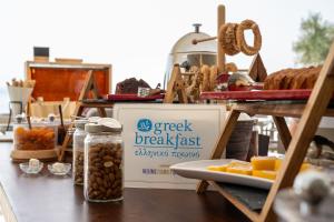 Gastouri奥罗斯海滩度假酒店的一张桌子,上面有标牌,上面写着食品和杂货早餐