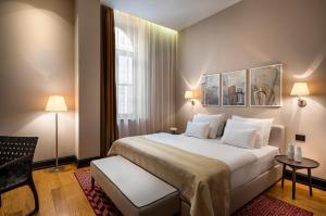 波雷奇Valamar Riviera Hotel & Residence的一间设有大床和窗户的酒店客房
