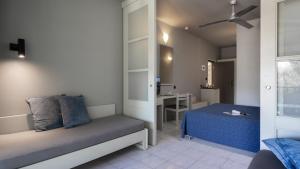 Gastouri奥罗斯海滩度假酒店的小房间设有一张床和一张书桌