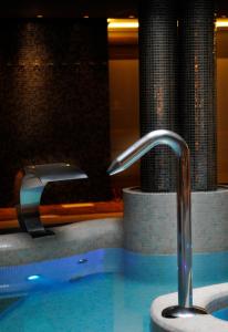 雷阿尔城三苏普坎布里亚温泉酒店的一间带浴缸及水龙头的浴室