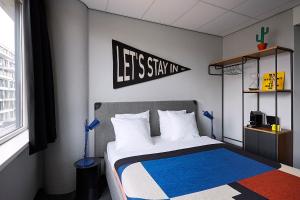 阿姆斯特丹The Social Hub Amsterdam West 4 star的一间卧室,配有一张带标志的床,上面写着允许入住