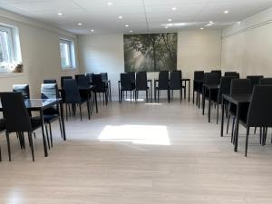 阿尔博加Noah longstay Arboga的一间会议室,配有黑色的桌子和椅子