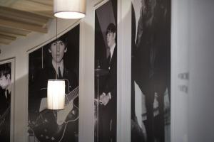 利物浦经典英国哈德戴斯夜间酒店的墙上挂有音乐家照片的房间