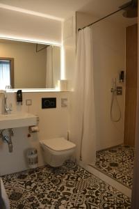 慕尼黑贝利布鲁中心酒店的浴室配有卫生间、盥洗盆和淋浴。