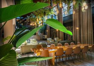 瓦赫宁根Hotel WICC的餐厅设有长木桌子和椅子
