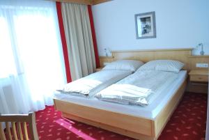 米特西尔艾诺贝格旅馆的一间卧室,卧室内配有一张大床
